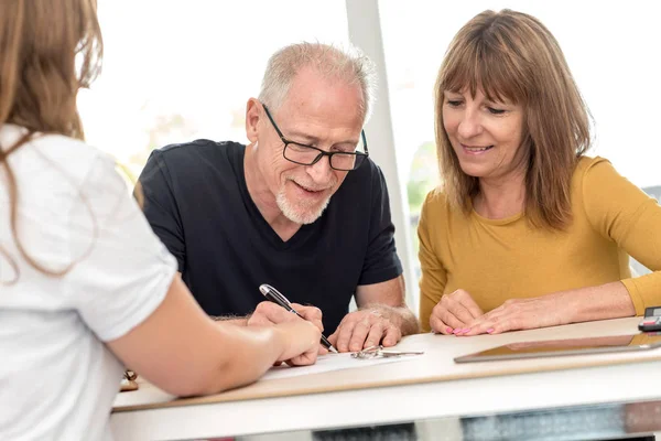 Senior koppel vergadering onroerende goederenagent — Stockfoto