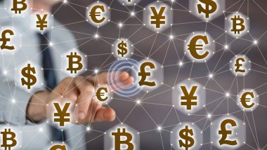 Bir para birimi ağ kavramı bir dokunmatik ekran üzerinde dokunmadan adam