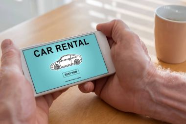 Araba Kiralama kavramı bir smartphone cep telefonu ile