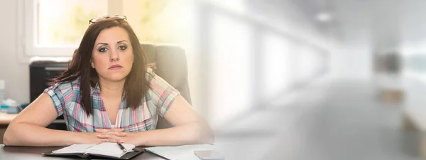 Retrato de una joven empresaria sentada en el escritorio, efecto de luz —  Fotos de Stock