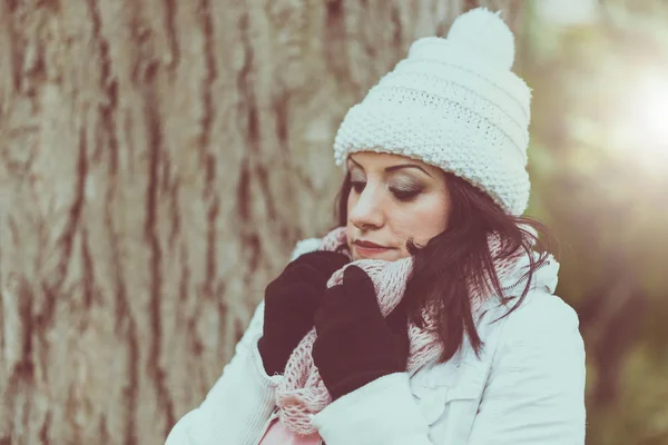 Porträt einer jungen hübschen Frau in warmer Kleidung — Stockfoto