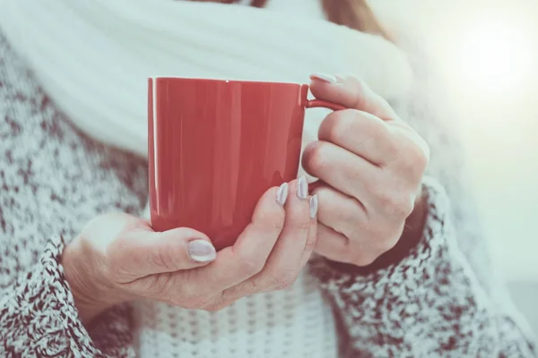 Mano di donna che tiene una tazza di tè caldo — Foto Stock