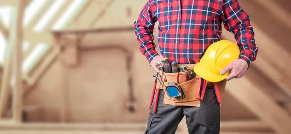 Trabajador de la construcción con cinturón de herramientas y casco — Foto de Stock