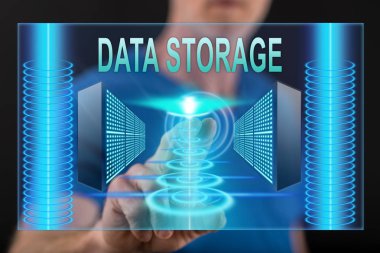 Bir veri depolama kavramı bir dokunmatik ekran üzerinde dokunmadan adam