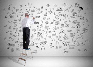 Bir adam tarafından bir merdiven çizilmiş yaratıcılık kavramı