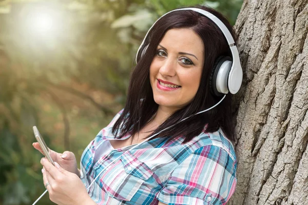 Mulher bonita ouvindo música com fones de ouvido, eff luz — Fotografia de Stock