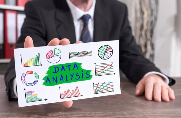 Concepto de análisis de datos en una tarjeta índice —  Fotos de Stock