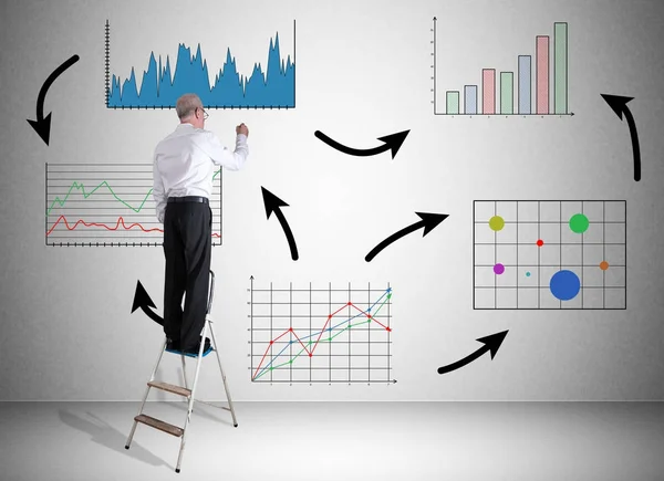 Conceito de análise de negócios desenhado por um homem em uma escada — Fotografia de Stock