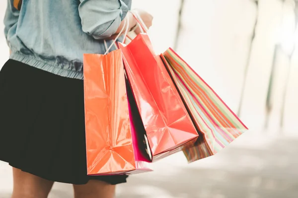 Mujer caminando y sosteniendo bolsas de compras — Foto de Stock