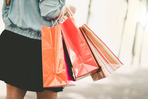 Vrouw lopen en houden van boodschappentassen — Stockfoto