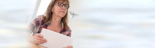 Mujer madura usando una tableta —  Fotos de Stock