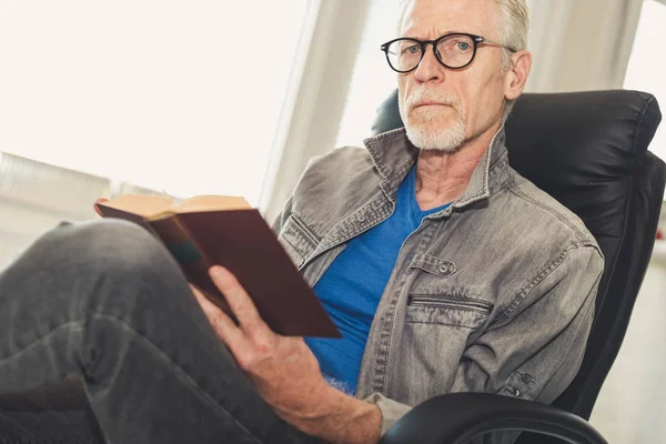 Портрет взрослого человека, читающего книгу — стоковое фото