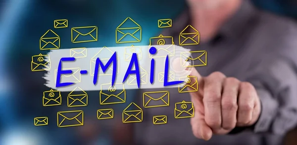 Hombre tocando un concepto de correo electrónico en una pantalla táctil — Foto de Stock
