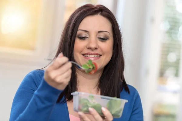 Портрет молодой женщины, питающейся салатом, световой эффект — стоковое фото