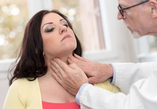 Доктор проверяет щитовидную железу — стоковое фото