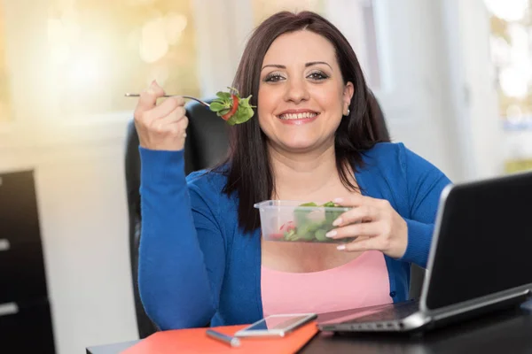 Портрет молодой женщины, питающейся салатом, световой эффект — стоковое фото
