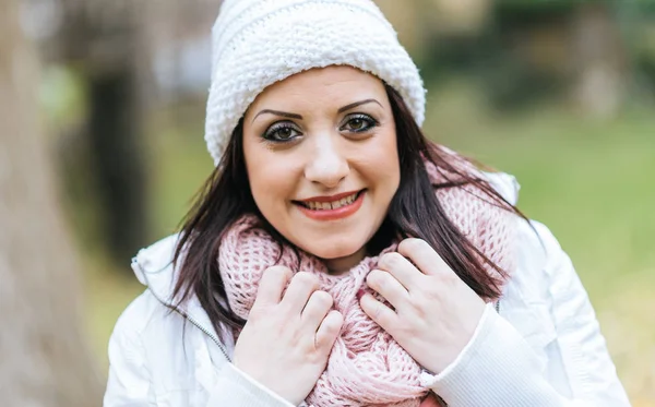 Portret van lachende mooie vrouw warme kleding te dragen — Stockfoto