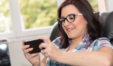 Cep telefonu kullanan genç kadın.