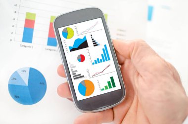 Grafik çözümlemesini kavramı bir smartphone cep telefonu ile