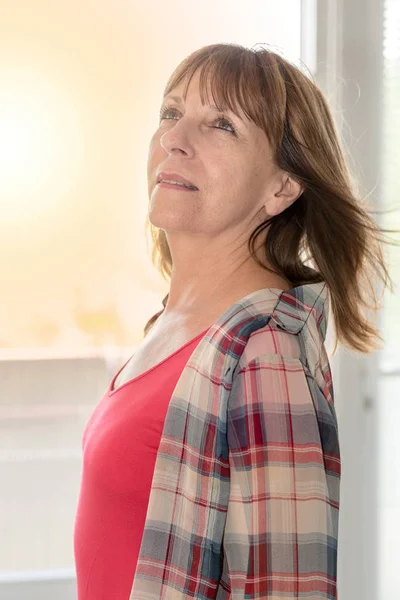 Retrato de mulher madura, efeito de luz — Fotografia de Stock