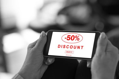 Kavramı bir smartphone cep telefonu ile indirim