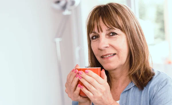 Starsza kobieta podczas przerwy na kawę w domu — Zdjęcie stockowe