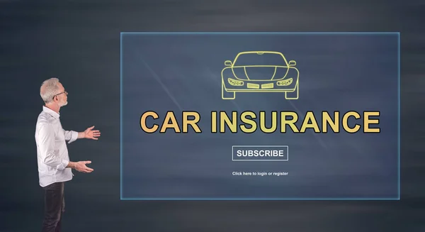 Zakenman een auto verzekering concept te presenteren op een scherm van de muur — Stockfoto