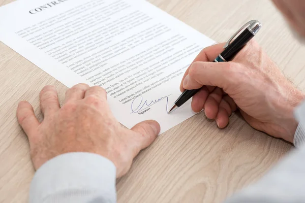 Hombre firmando un contrato —  Fotos de Stock
