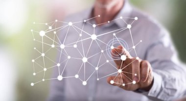 Adam bir dokunmatik ekran üzerinde bir sanal ağ kavramı dokunmadan