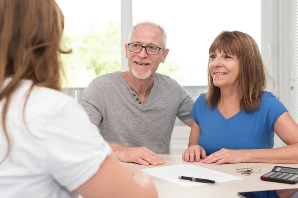 Äldre par möte finansiell rådgivare — Stockfoto