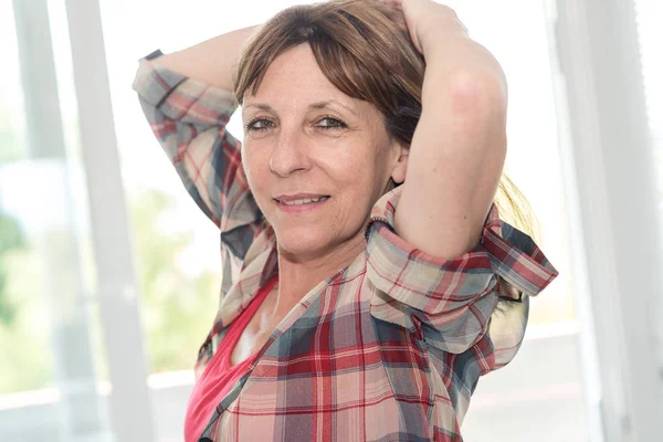 Retrato de mulher madura descontraída — Fotografia de Stock