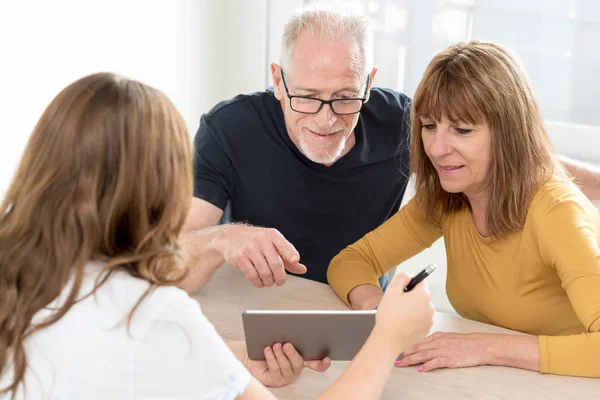 Äldre par möte fastighetsmäklare — Stockfoto