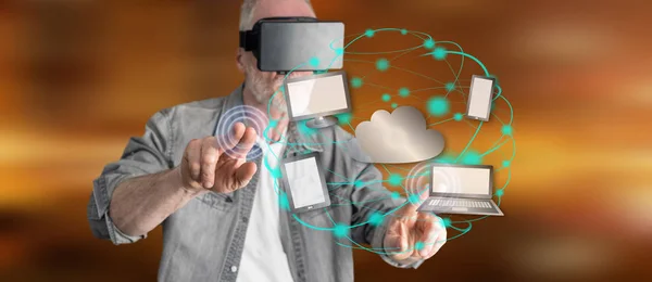 Чоловік в реальній віртуальній гарнітурі торкається хмарних обчислень — стокове фото