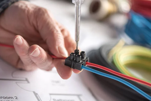 Cables de conexión de electricista en bloque de terminales — Foto de Stock