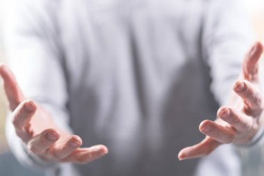 Eller adamın jest destek olarak