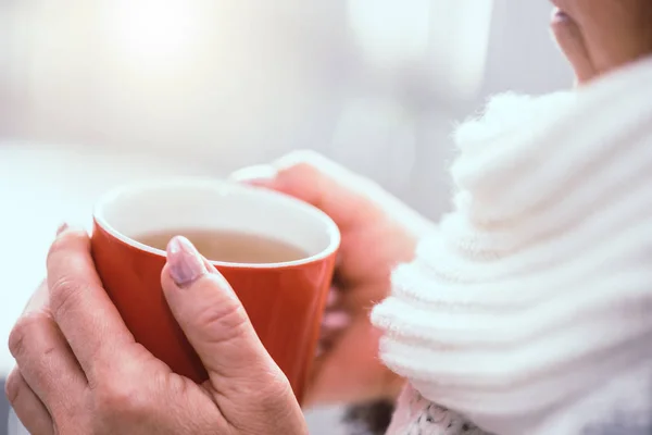 Mano di donna che tiene una tazza di tè caldo — Foto Stock
