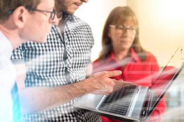 Dizüstü bilgisayar, ışık efekti üzerinde çalışmaya toplantı iş adamları