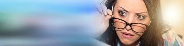 Frau mit erstauntem Gesichtsausdruck testet neue Brille, Licht effe — Stockfoto