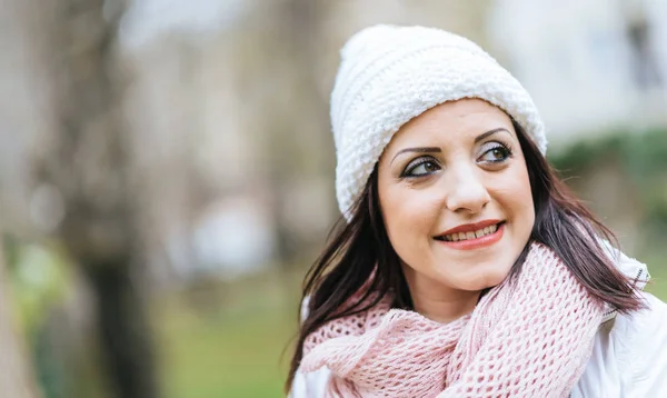 Porträt einer lächelnden hübschen Frau in warmer Kleidung — Stockfoto