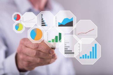 Adam bir dokunmatik ekran üzerinde bir grafik analiz kavramı dokunmadan
