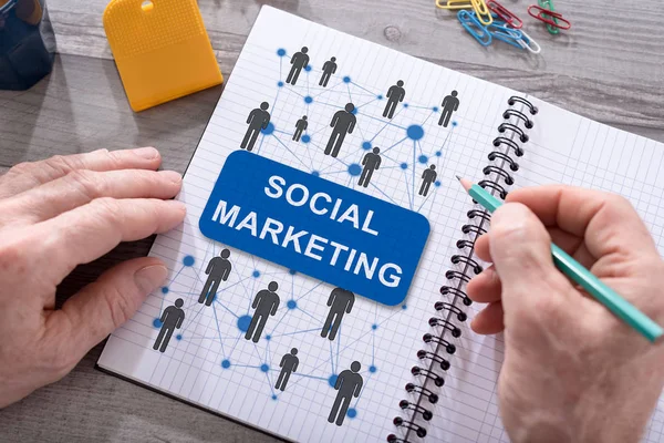 Conceito de marketing social em um bloco de notas — Fotografia de Stock