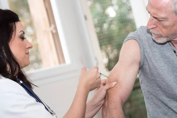 Médico femenino que administra vaccin inyectable al paciente —  Fotos de Stock