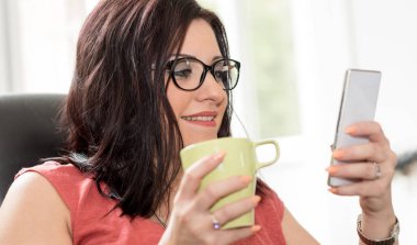 Evde Cep Telefonu Kullanan Güzel Genç Kadın