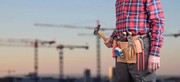 Trabajador de construcción con correa de herramientas — Foto de Stock