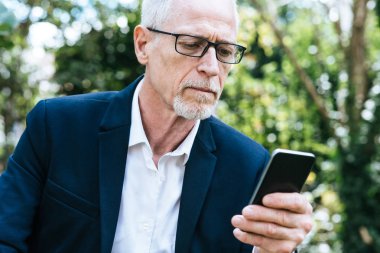 Olgun adam cep telefonunu kullanma