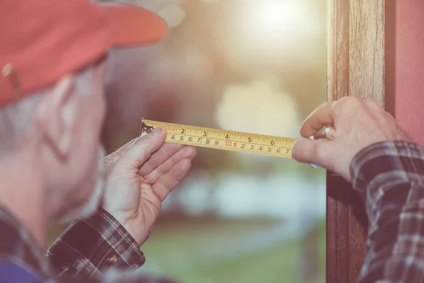 Reparateur maatregelen met meetlint — Stockfoto