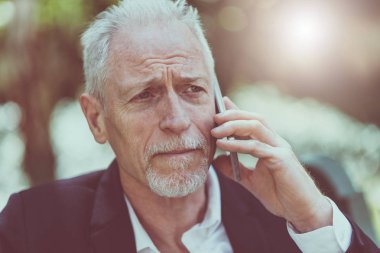 Olgun adam onun cep telefonu, ışık efekti kullanarak