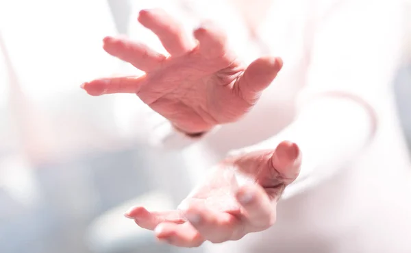 Τα χέρια της γυναίκας στη χειρονομία της προστασίας — Φωτογραφία Αρχείου