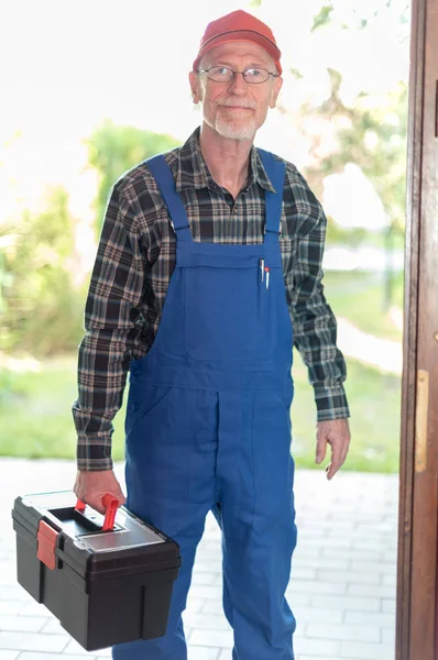 Portret van een reparateur met zijn toolbox — Stockfoto