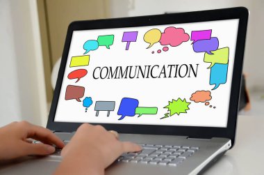 İletişim kavramı bir laptop ekranında